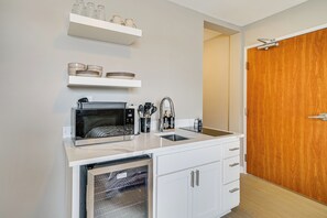 冷蔵庫、電子レンジ、コーヒー / ティーメーカー、調理器具と食器