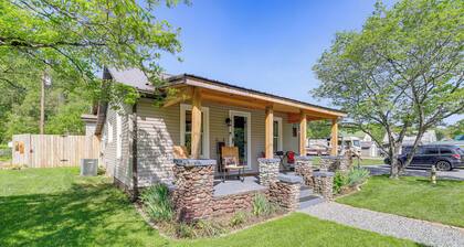 Walk to River & Trails: Cozy Damascus Cottage!