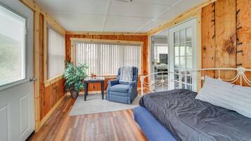 1 quarto, escrivaninha, acesso à internet, roupa de cama