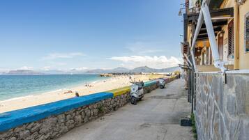Una spiaggia nelle vicinanze