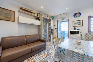 TV - Holiday Home 'Marina' with Sea View, Wi-Fi and Air Conditioning (Palermo)