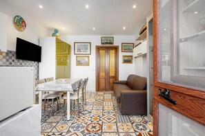TV - Holiday Home 'Marina' with Sea View, Wi-Fi and Air Conditioning (Palermo)