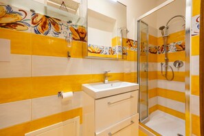 Shower, hair dryer, towels - Holiday Home 'Marina' with Sea View, Wi-Fi and Air Conditioning (Palermo)
