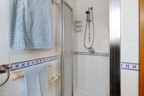 Douche, sèche-cheveux, serviettes fournies