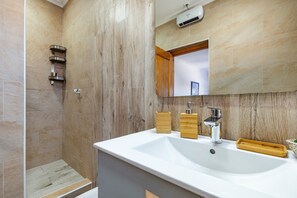 Ducha, secador de pelo, toallas