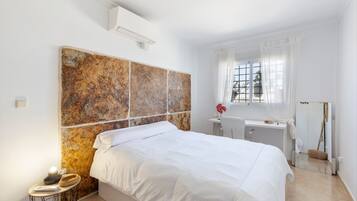 4 bedrooms, iron/ironing board, free WiFi, bed sheets