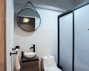 Douche, sĂšche-cheveux, serviettes fournies