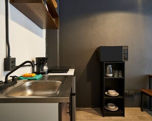 Réfrigérateur, micro-ondes, cafetière/bouilloire, bouilloire électrique