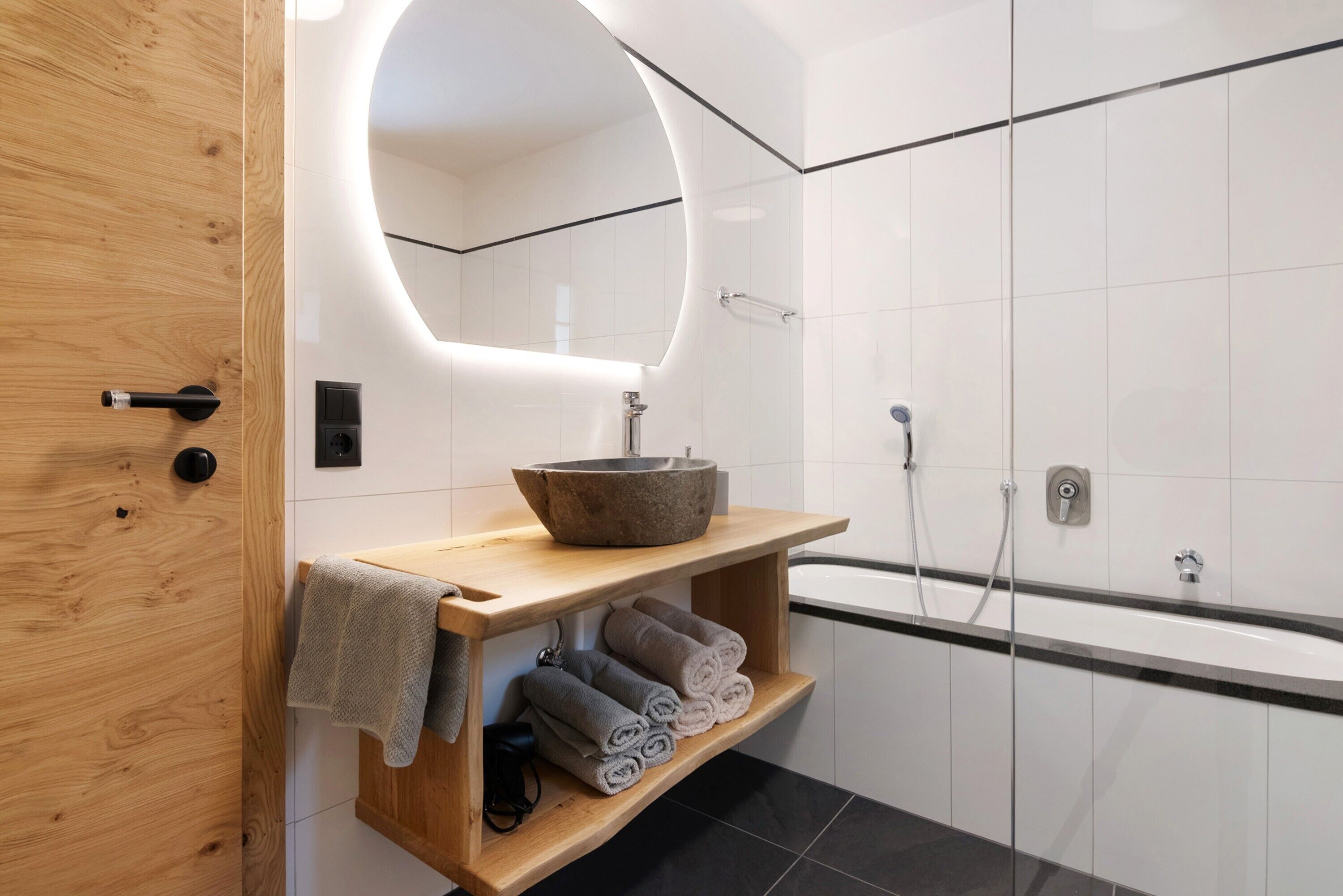 Douche, sèche-cheveux, serviettes fournies