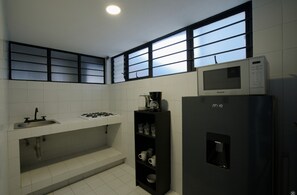 Réfrigérateur, micro-ondes, four, cafetière/bouilloire