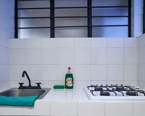 Réfrigérateur, micro-ondes, four, cafetière/bouilloire