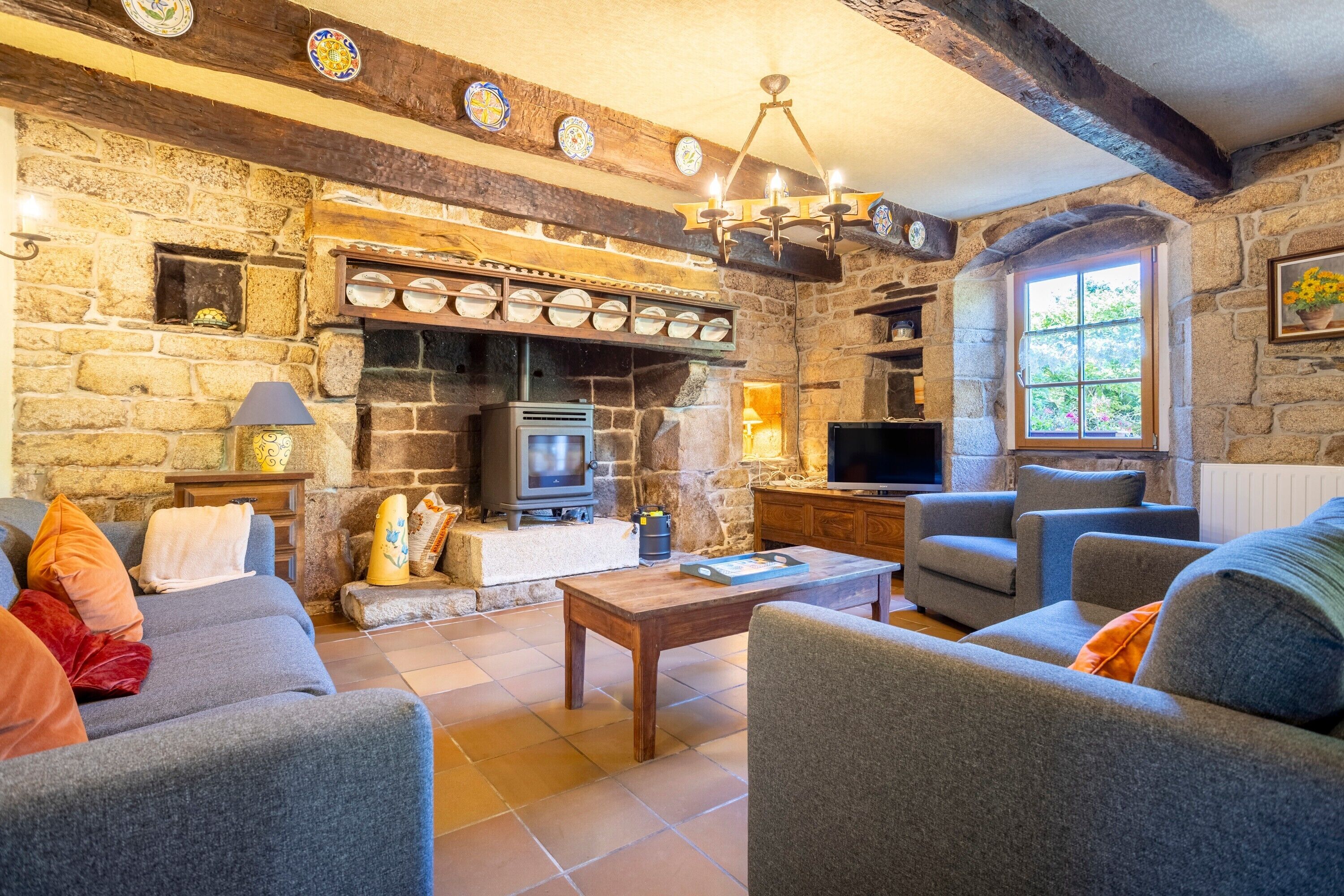 TV, fireplace
