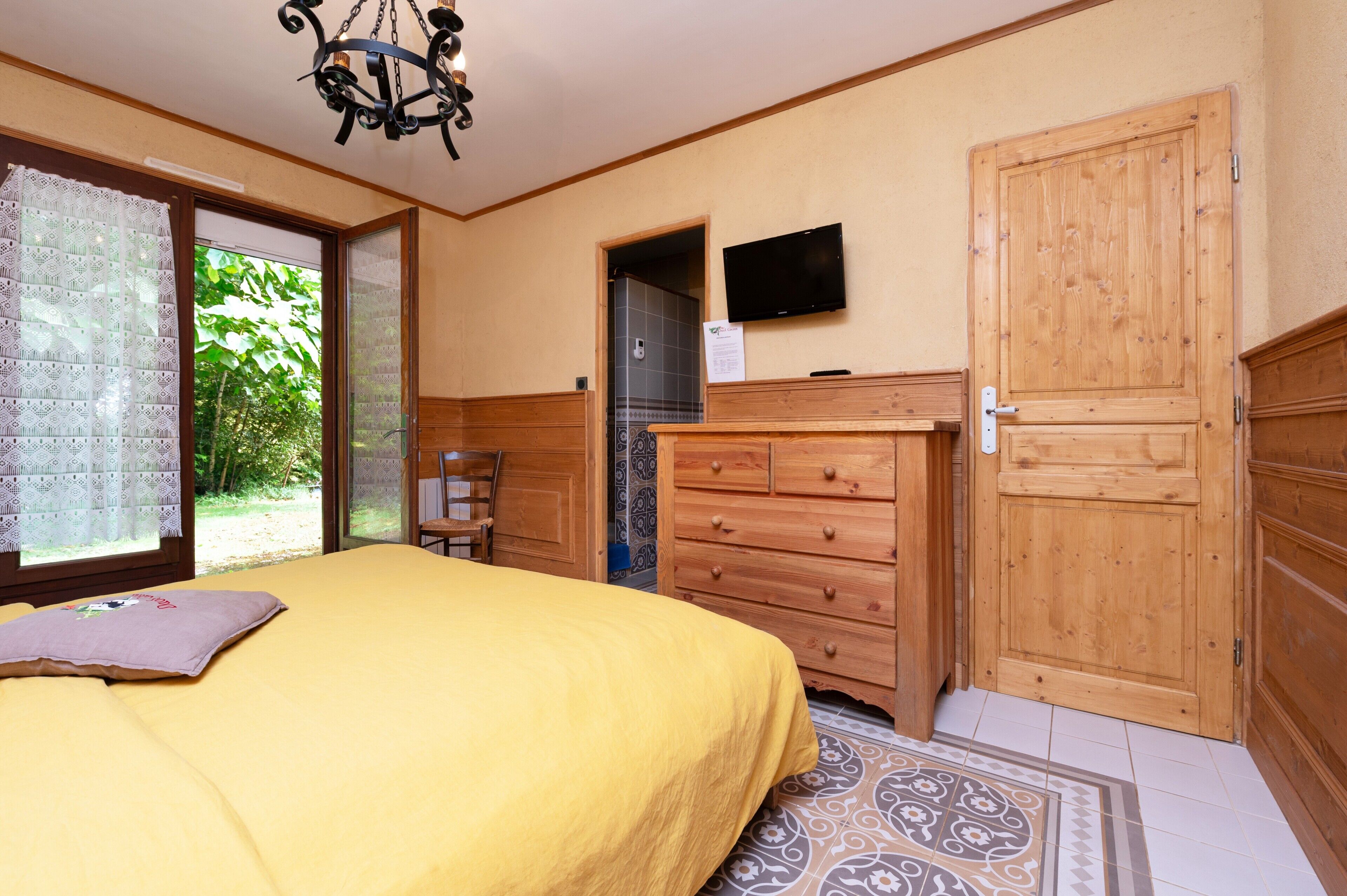 1 chambre, fer et planche à repasser, Wi-Fi gratuit, draps fournis