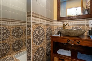 Shower, hair dryer, towels - Bed and Breakfast 'Gauvin' with Shared Terrace, Shared Garden and Wi-Fi (Pluvigner)