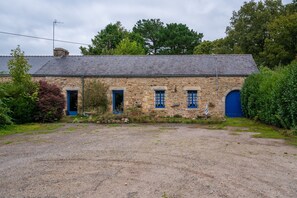 Exterior - Bed and Breakfast 'Gauvin' with Shared Terrace, Shared Garden and Wi-Fi (Pluvigner)