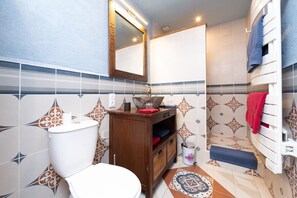 Een douche, een haardroger, handdoeken