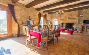 Dining - Bed and Breakfast 'Bohort' with Shared Terrace, Shared Garden and Wi-Fi (Pluvigner)