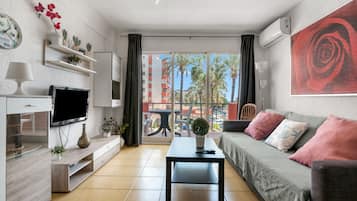 Una televisión, un reproductor de DVD, un reproductor estéreo