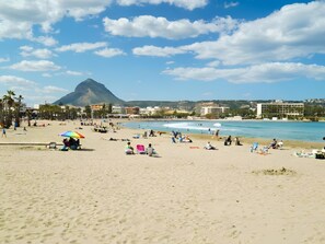 بالقرب من الشاطئ