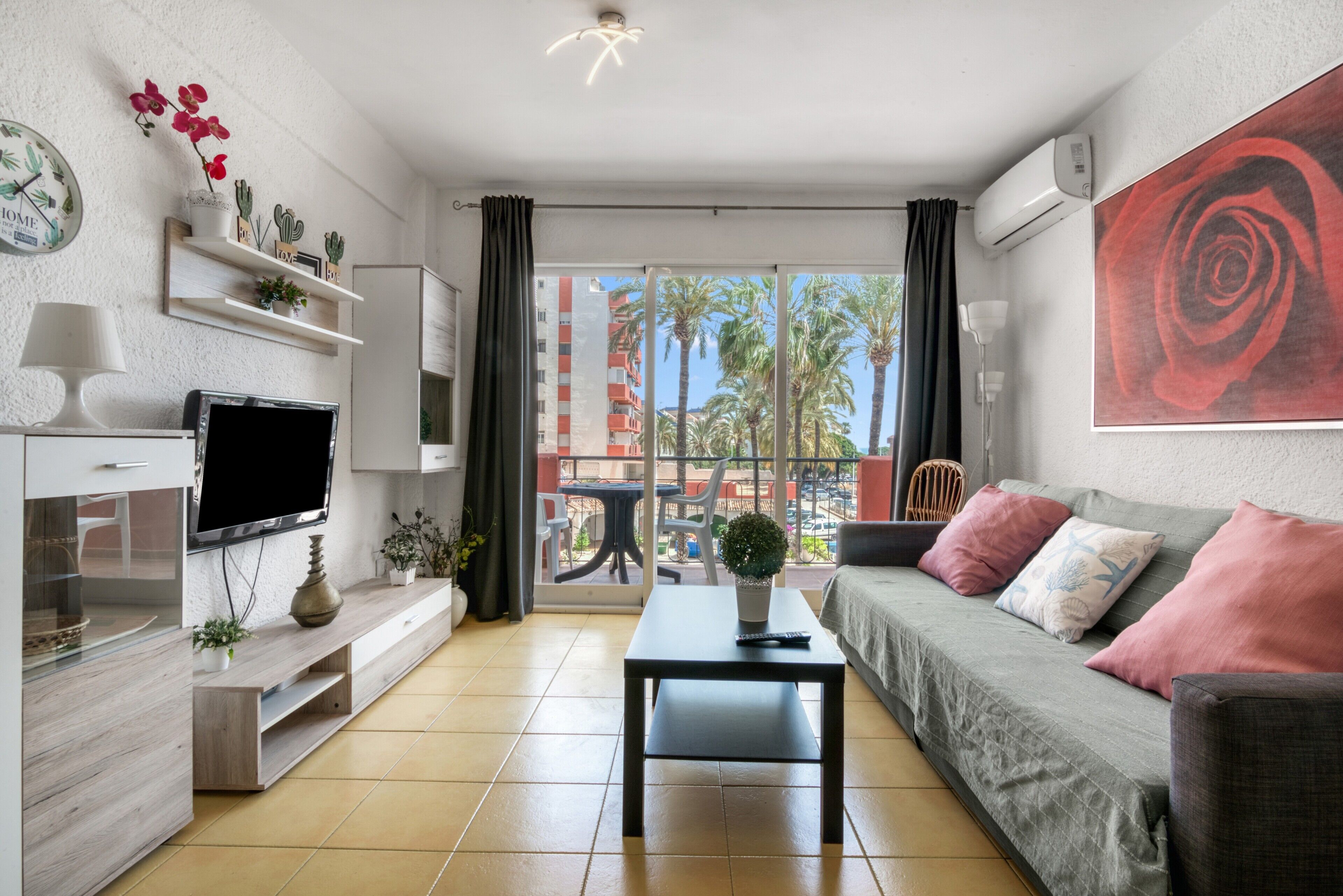 Télévision, lecteur de DVD, chaîne hi-fi