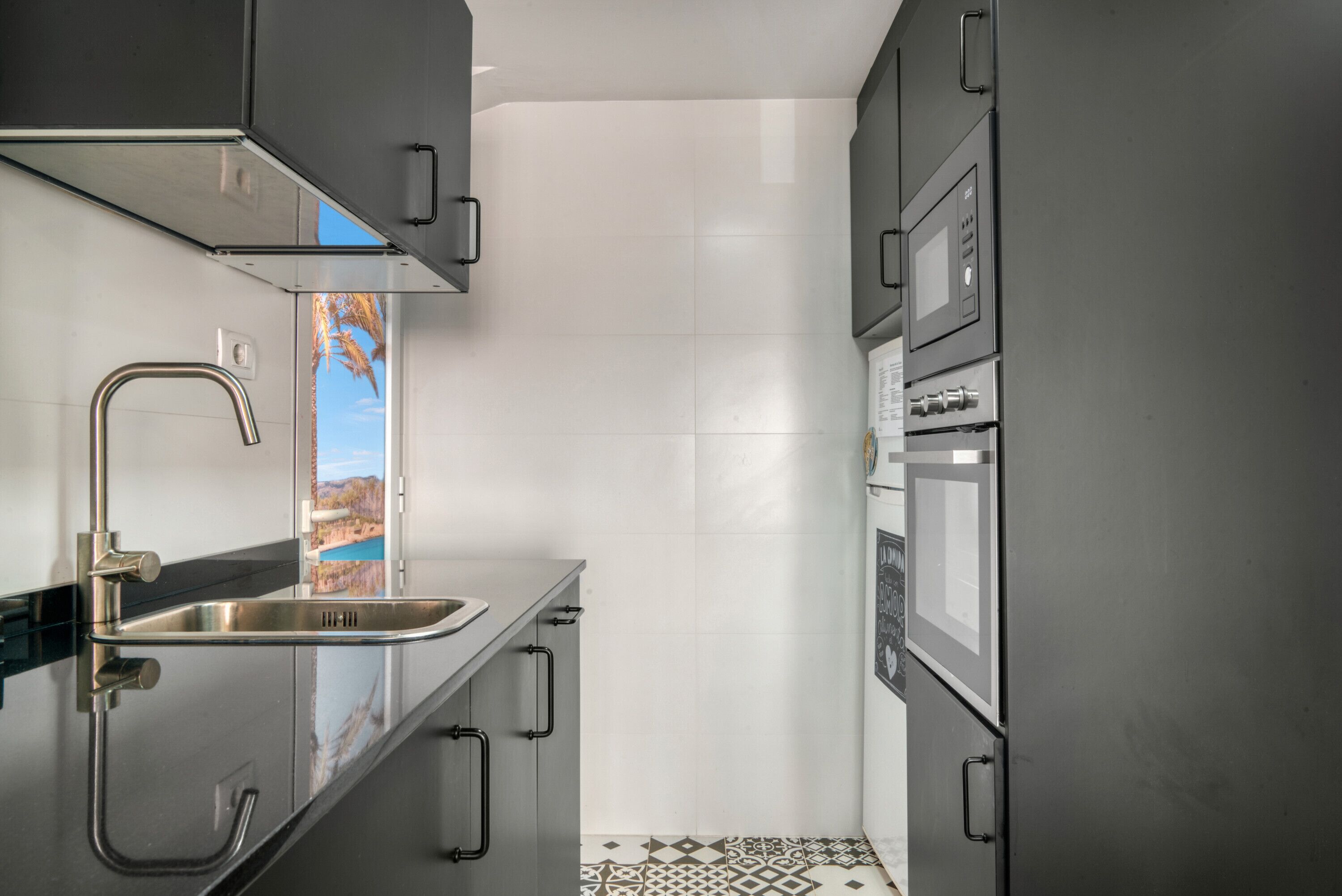 Frigorífico, microondas, horno y placa de cocina