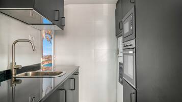 Frigorífico, microondas, horno y placa de cocina