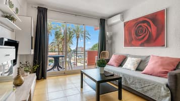 Una televisión, un reproductor de DVD, un reproductor estéreo