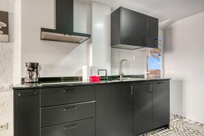 ثلاجة، ميكروويف، فرن، موقد طهي مسطح