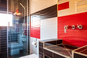 Shower, hair dryer, towels - Country House 'Baelo Claudia' with Mountain View, Balcony and Wi-Fi (Navalguijo)