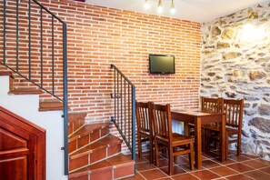 Dining - Country House 'Baelo Claudia' with Mountain View, Balcony and Wi-Fi (Navalguijo)