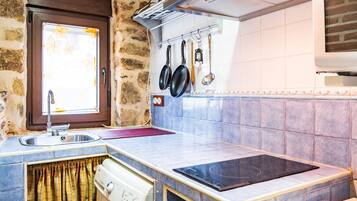 Frigorífico, microondas, placa de cocina y cafetera o tetera