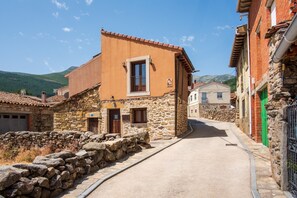 Exterior - Country House 'Baelo Claudia' with Mountain View, Balcony and Wi-Fi (Navalguijo)
