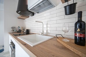 Een koelkast, een microgolfoven, een oven, een kookplaat