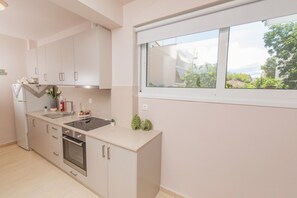 Jääkaappi, uuni, liesi, keittoastiat/astiat/ruokailuvälineet