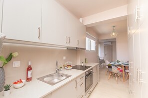 Jääkaappi, uuni, liesi, keittoastiat/astiat/ruokailuvälineet