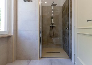 Dusche, Haartrockner, Bidet