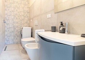 Douche, séchoir à cheveux, bidet