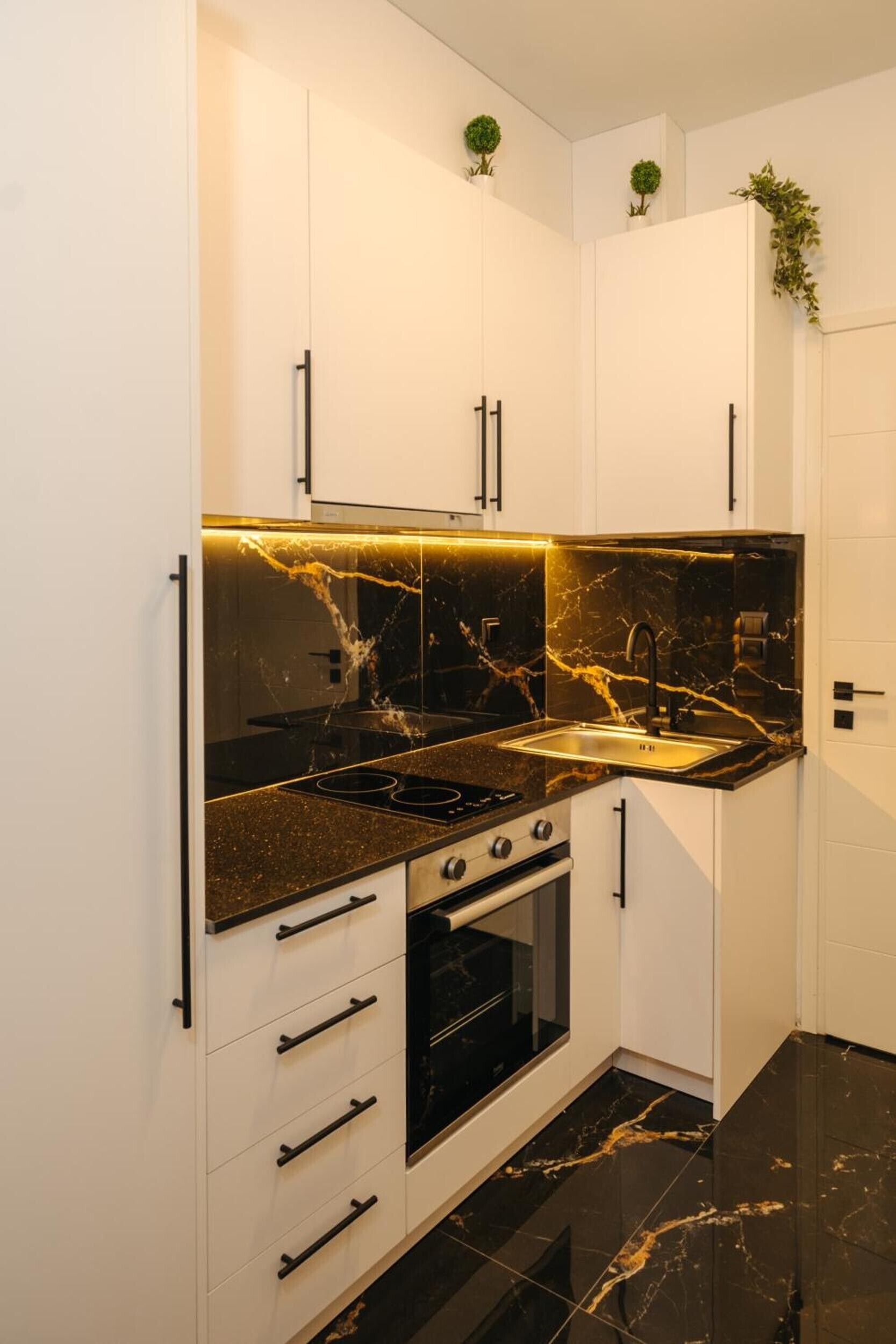 Een koelkast, een oven, een kookplaat, een koffiezetapparaat/waterkoker