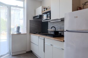 Fridge, microwave, coffee/tea maker, electric kettle