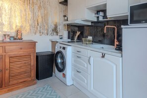 Refrigerador, microondas, placa de cocina, cafetera/tetera