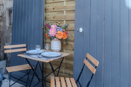Outdoor dining. Charming Apartment Le Lexa
