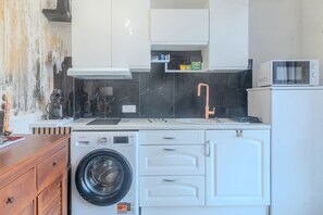 Geladeira, micro-ondas, cooktop, cafeteira/chaleira