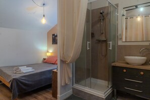Iron/ironing board, free WiFi, bed sheets
