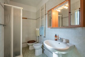 Douche, séchoir à cheveux, serviettes fournies