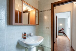 Douche, sèche-cheveux, serviettes fournies