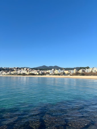 On the beach. Apartment 'Portblanc' with Balcony, Wi-Fi, and Air Conditioning