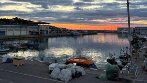 A marina with boats docked, a calm water body, and a cloudy sky. - Apartment 'Portblanc' with Balcony, Wi-Fi, and Air Conditioning (Arenys de Mar)