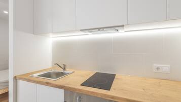 Een koelkast, een magnetron, een oven, een kookplaat