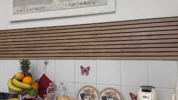 Kühlschrank, Herdplatte, Wasserkocher mit Kaffee-/Teezubehör