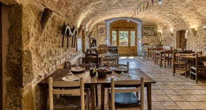 Bed and Breakfast 'Llavià' with Shared Pool, Wi-Fi and Air Conditioning